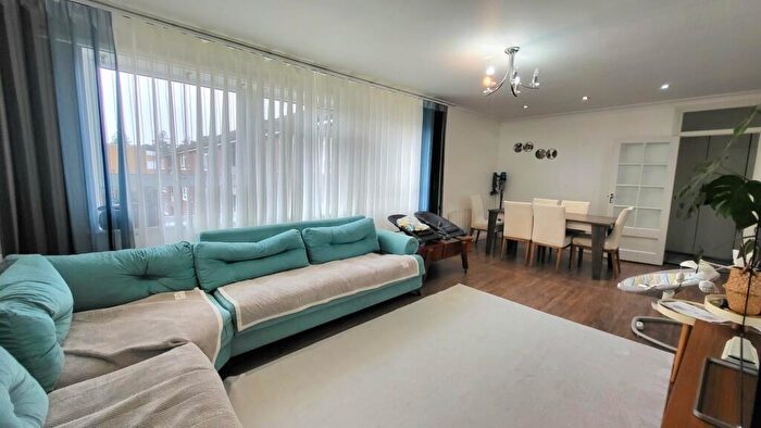 2 Bedroom Apartment To Rent In Village Road, Enfield, EN1