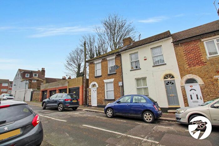 3 Bedroom End Of Terrace House To Rent In Watts Street, Chatham, Kent, ME4