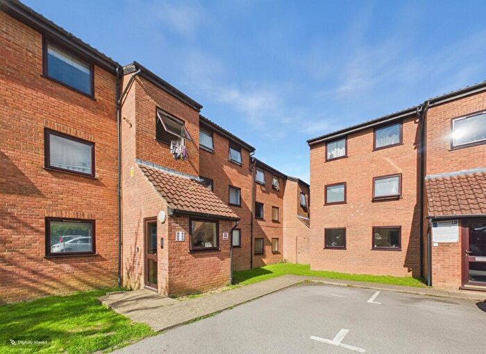 2 Bedroom Flat To Rent In Valley Green, Hemel Hempstead, Hertfordshire, HP2