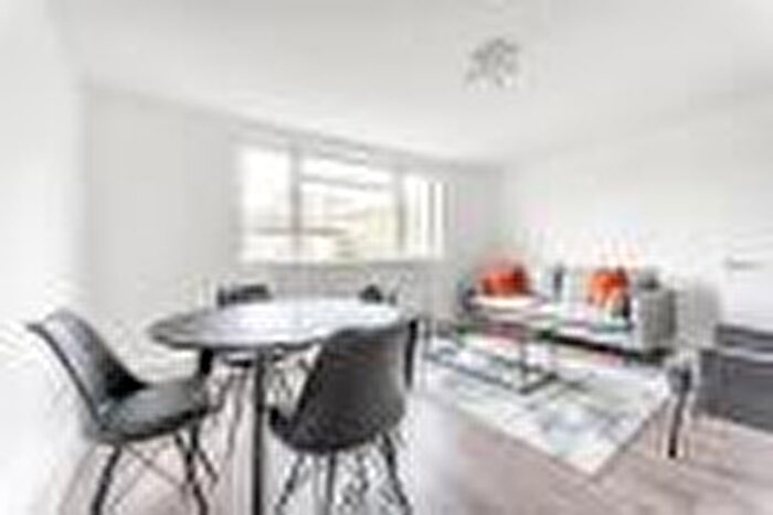 2 Bedroom Flat To Rent In Thorncroft Street, London, SW8