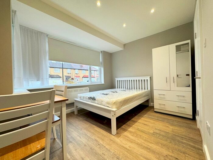 Studio To Rent In Meadow Road, Feltham, TW13