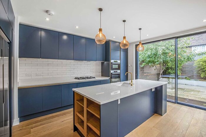4 Bedroom Property To Rent In The Bungalows, Streatham, SW16
