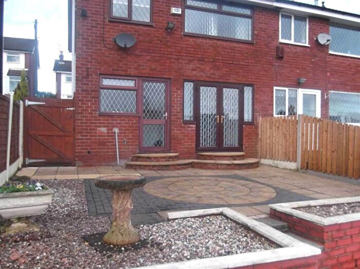 3 Bedroom Town House To Rent In Newtondale Avenue, Royton, OL2