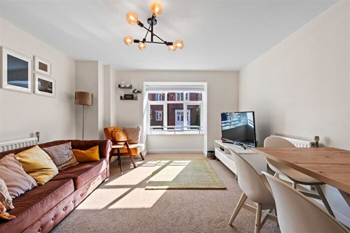 2 Bedroom Flat For Sale In Chalfont Road, London, SE25