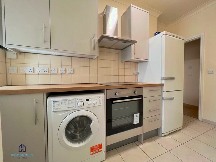 3 Bedroom Flat To Rent In Green Lanes, London, N13