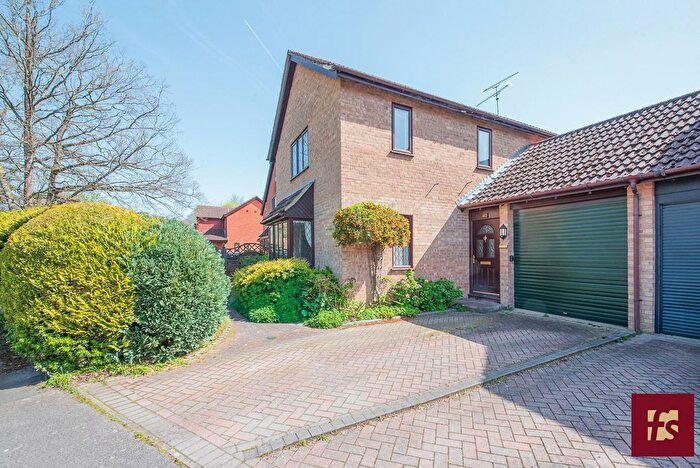 3 Bedroom Link Detached House For Sale In Chaucer Road, Crowthorne, RG45