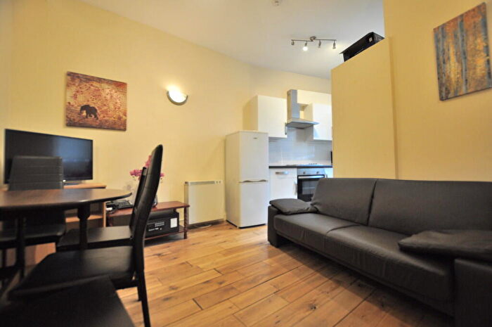 2 Bedroom Apartment To Rent In Toynbee Street, London, E1