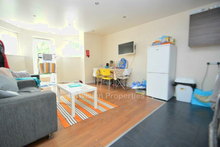 3 Bedroom Flat To Rent In Moorland Avenue, Hyde Park, Leeds, LS6