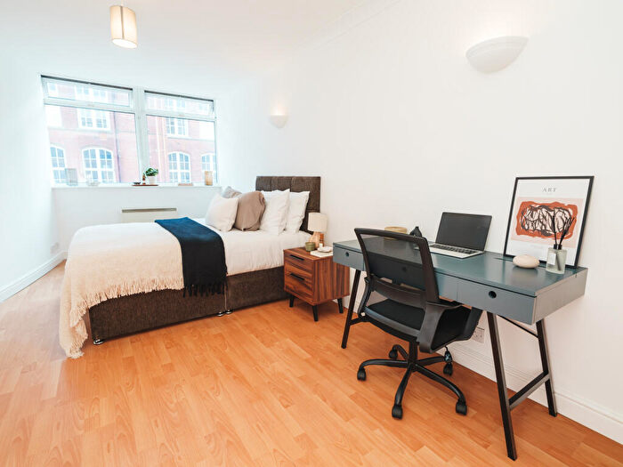 6 Bedroom Apartment To Rent In Apt, Wellington Road #, M14