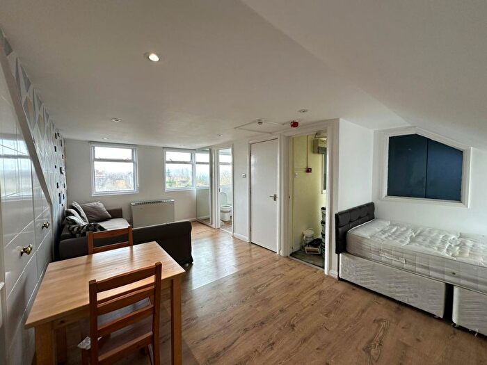 Studio To Rent In Park Avenue, Palmers Green, N13