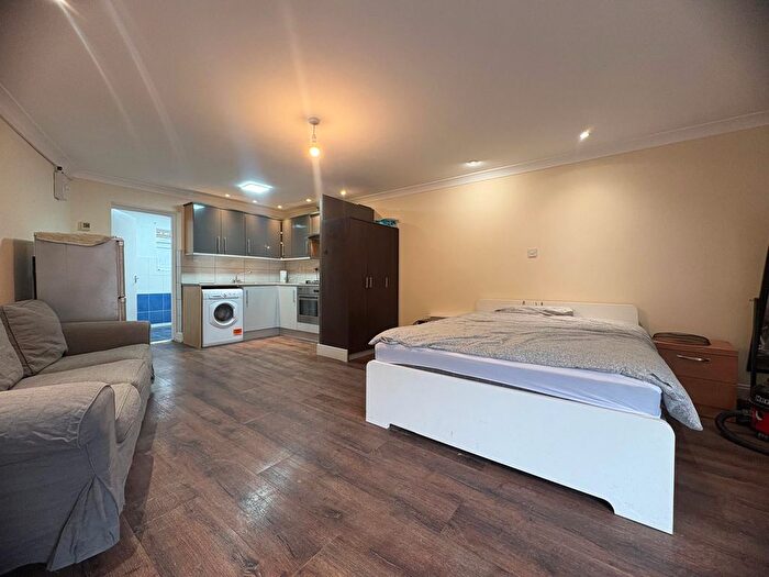 Studio To Rent In Great West Road, Hounslow, TW5