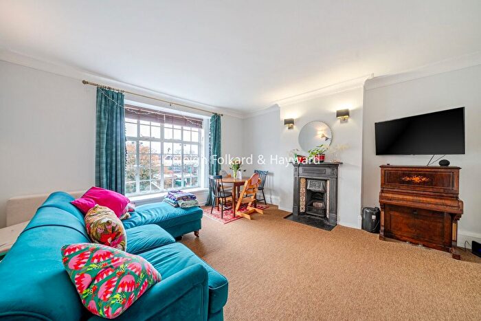 2 Bedroom Flat To Rent In Palace Road, London, SW2