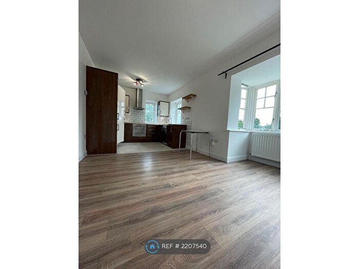 1 Bedroom Flat To Rent In Woodcote Grove Road, Coulsdon, CR5