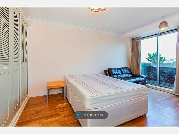 Studio To Rent In Sherborne Court, London SW5