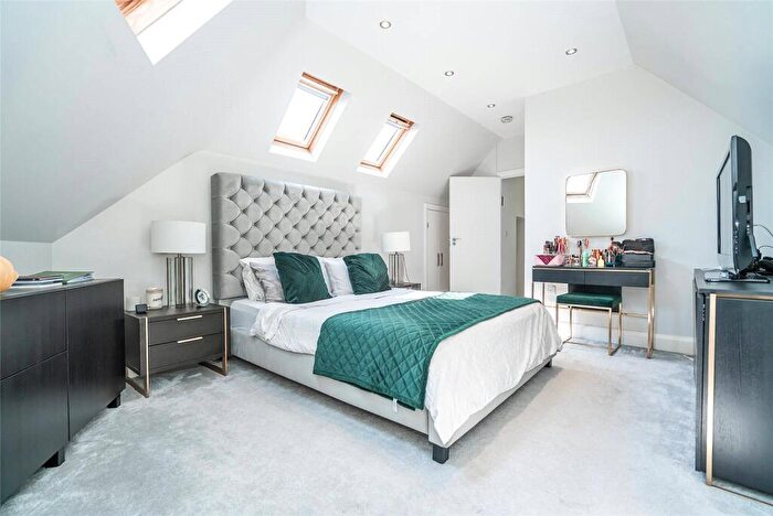 3 Bedroom Apartment For Sale In Clifton Gardens, London, NW11