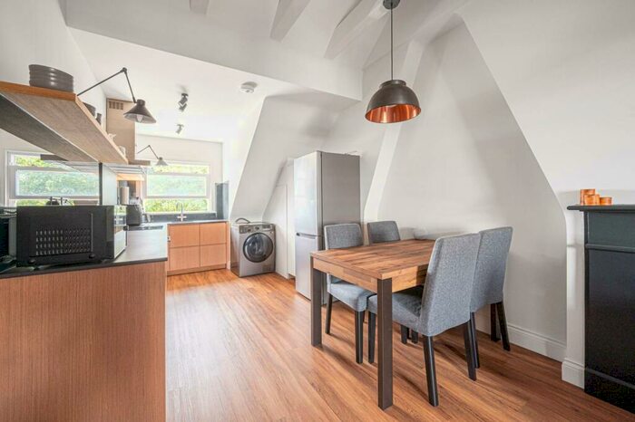 2 Bedroom Maisonette To Rent In The Limes Avenue, New Southgate, London, N11