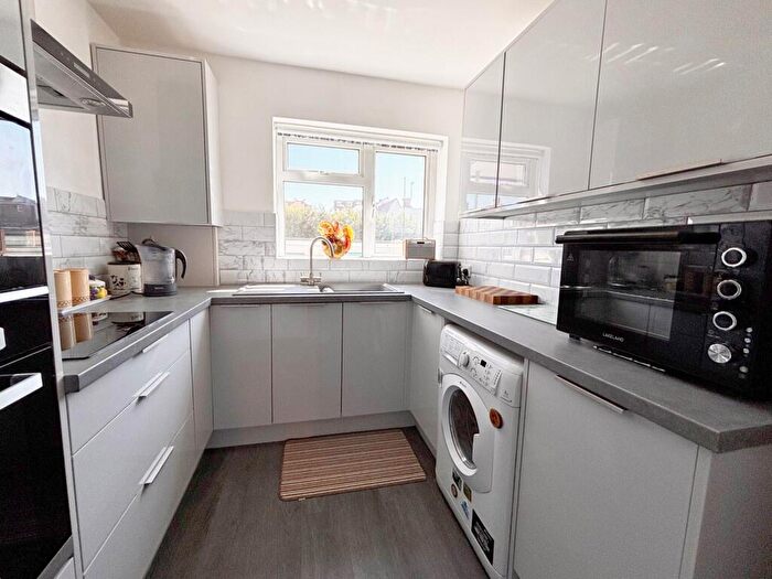 2 Bedroom Flat For Sale In Purbeck Court, De Moulham Road, Swanage, Dorset, BH19 - Photo 5