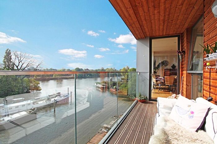 2 Bedroom Flat For Sale In Malthouse Court, Brentford, TW8