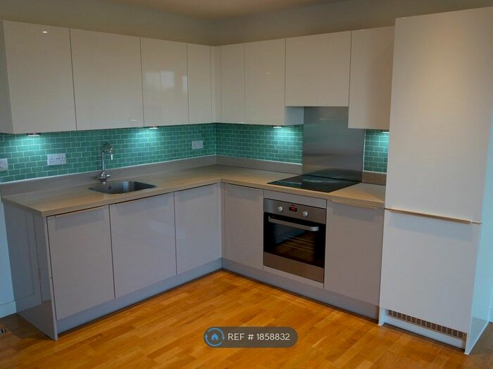 2 Bedroom Flat To Rent In Crossways, Slough, SL1