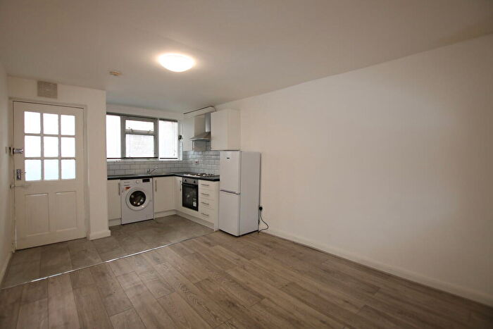 Flat To Rent In Oldfield Road, Willesden, NW10