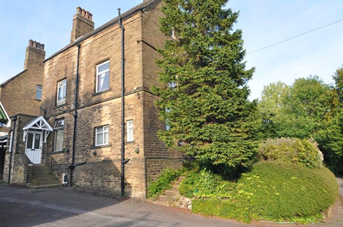 4 Bedroom Flat To Rent In Emm Lane, Bradford, BD9
