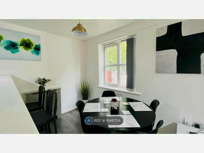 2 Bedroom Flat To Rent In Queens Road, Manchester, M40