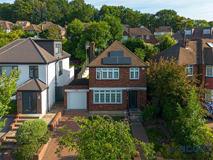 3 Bedroom Detached House For Sale In The Reddings, Mill Hill, London, NW7