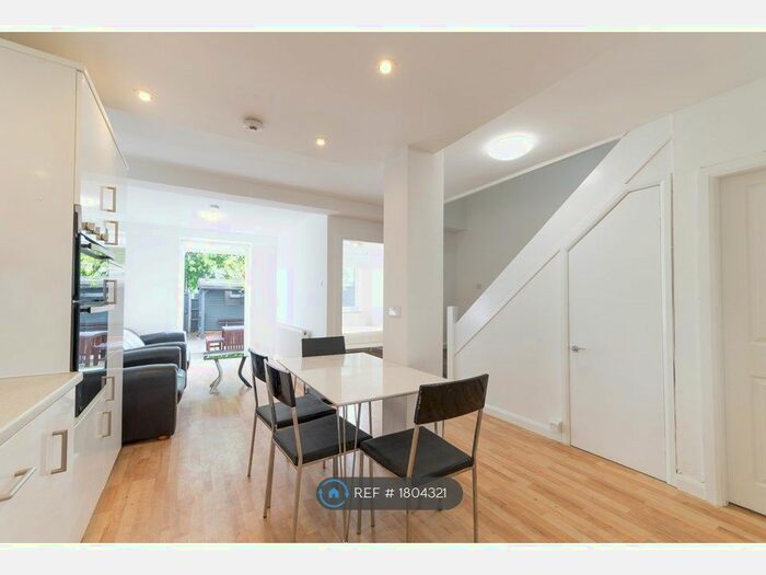4 Bedroom Maisonette To Rent In Doric House, London, E2