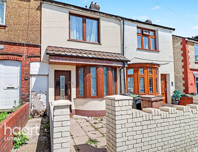 2 Bedroom Terraced House For Sale In Kingsway, Luton, LU4