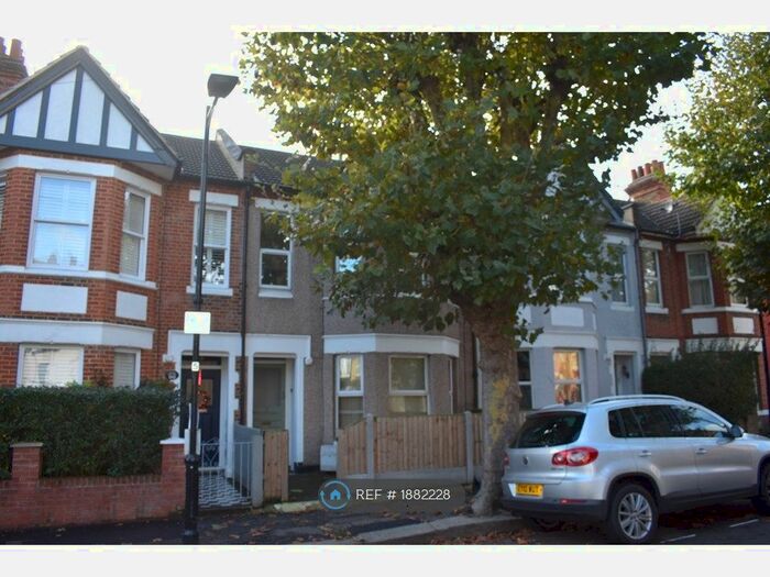 2 Bedroom Flat To Rent In St. Helens Road, Westcliff-On-Sea, SS0
