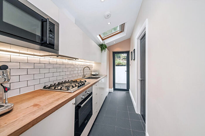 2 Bedroom Flat For Sale In Mosslea Road, SE20