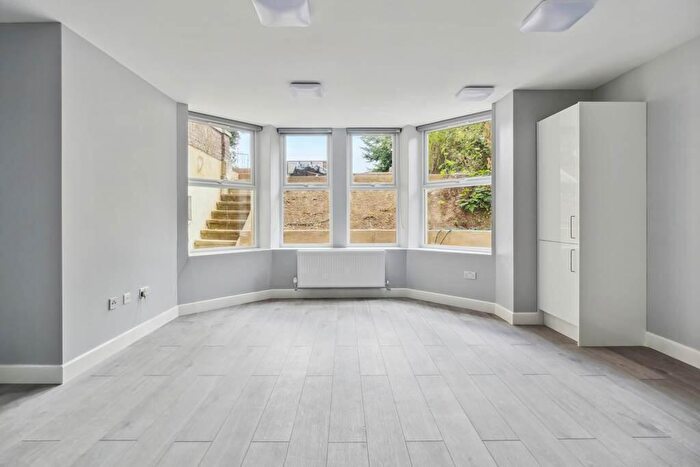 3 Bedroom Flat To Rent In Westwood Hill, London, SE26