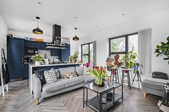 2 Bedroom Flat To Rent In Oakwood Apartments, Fairview Road, London, SW16