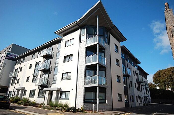 3 Bedroom Flat To Rent In St Peter Square, - St Peter Street, Aberdeen, AB24