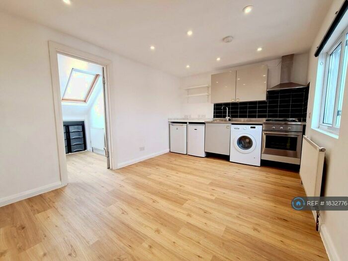 Studio To Rent In Catford, London, SE6