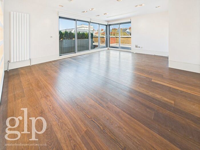 3 Bedroom Flat To Rent In Slingsby Place, London, WC2E