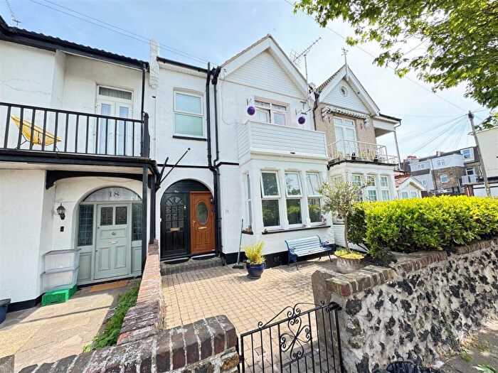 1 Bedroom Flat For Sale In Plas Newydd, Thorpe Bay, SS1