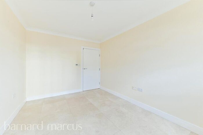 2 Bedroom Detached Bungalow For Sale In Kings Road, London, SE25