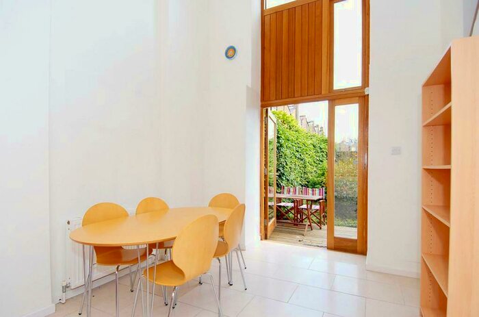 2 Bedroom Maisonette To Rent In Raleigh Street, Islington, N1