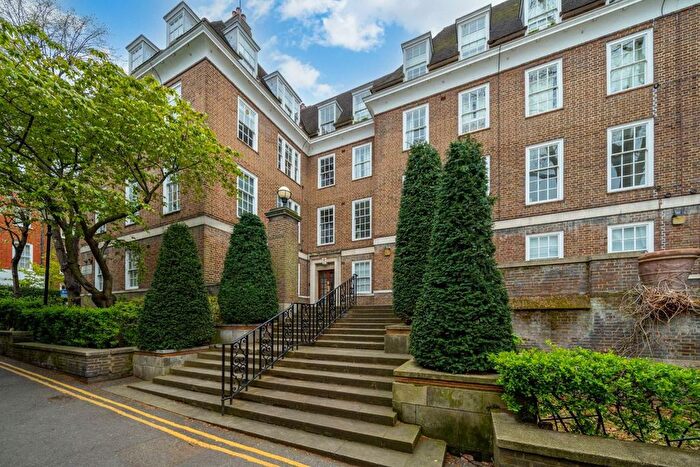 3 Bedroom Flat To Rent In Holland Street, Kensington, W8