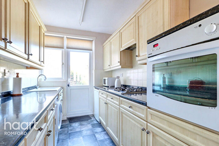 3 Bedroom Terraced House For Sale In Laurel Crescent, Romford, RM7