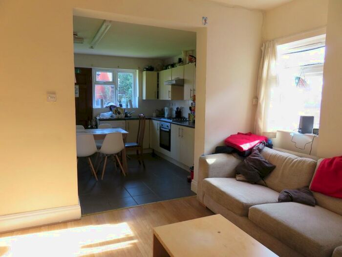 8 Bedroom Semi-Detached House To Rent In Harlaxton Drive, Nottingham, NG7