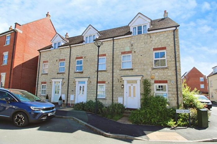 3 Bedroom End Of Terrace House For Sale In Dyson Road, Swindon, SN25
