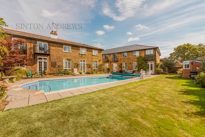 2 Bedroom Flat For Sale In Vine Cottage, Tentelow Lane, Norwood Green, UB2