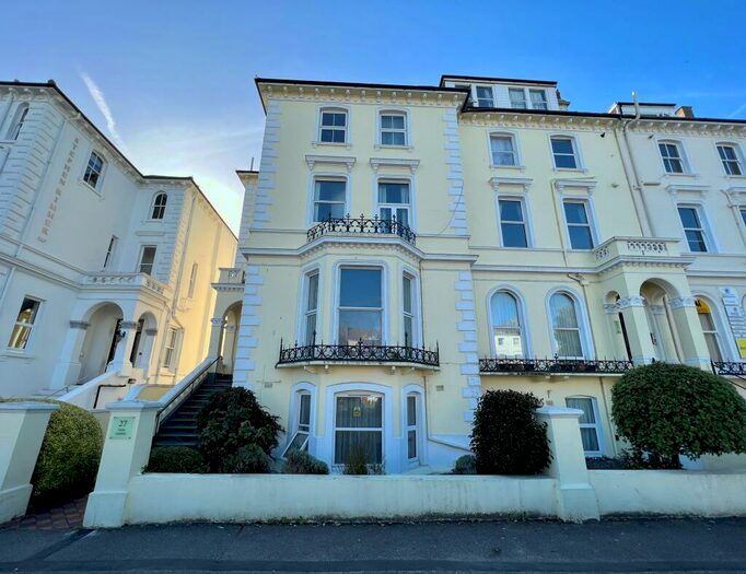 3 Bedroom Flat To Rent In Hyde Gardens, Eastbourne, BN21