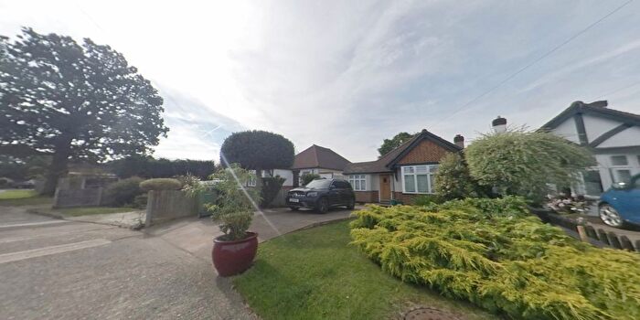 4 Bedroom Bungalow To Rent In The Warren, Worchester Park, KT4