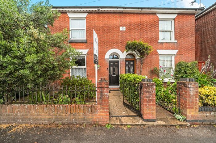 3 Bedroom Semi-Detached House For Sale In Padwell Road, Southampton, Hampshire, SO14