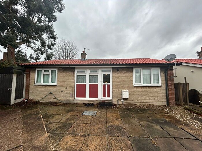 2 Bedroom Detached Bungalow For Sale In Farm Close, Barnsley, S71
