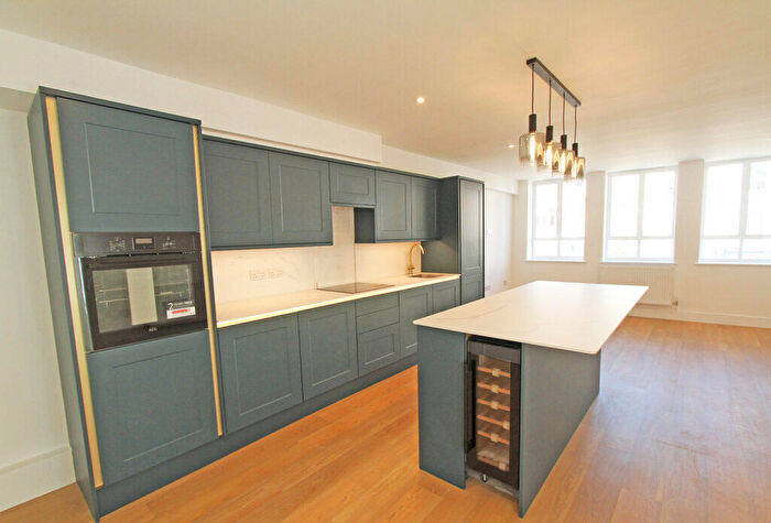 3 Bedroom Apartment To Rent In Broad Street, Banbury, Oxon, OX16