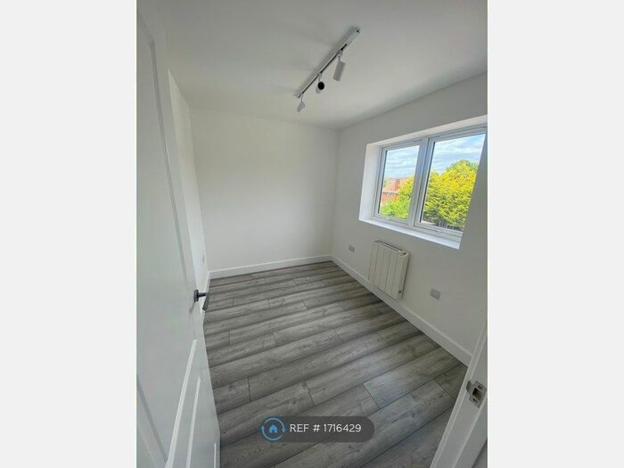 2 Bedroom Flat To Rent In Heywood Avenue, London, NW9